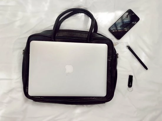 Goedkoopste ๐ Leren Laptoptas Cognac - Aktetas - 15,6 Inch - Studs & Stones ๐ฏ 9 Goedkoopste ๐ Leren Laptoptas Cognac - Aktetas - 15,6 Inch - Studs & Stones ๐ฏ - Afbeelding 7