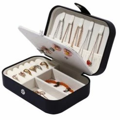 Korting ๐คฉ A&K Sieradendoos 6 Compartimenten | Chique Sieradenbox Voor Juwelen | Sieraden | Oorbellen | Ketting | Armband | Zwart โ๏ธ