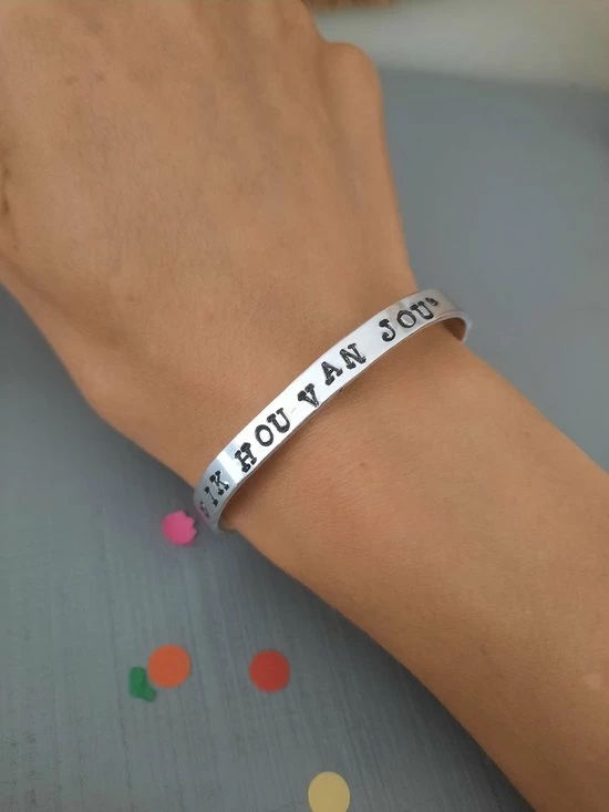 Goedkoopste ✔️ By_Evelien Bangle Armband Open - IK HOU VAN JOU - Speciaal Cadeau - I Love You - MAMA - Vriendin - Vrouw - BFF - OMA - Valentijn - Speciaal Gift - Graveren - Zilver - Buigbaar - Dames - Bruiloft - Verkering - Aluminium - Kerst - Sint - Feestdagen 🥰 3 Goedkoopste ✔️ By_Evelien Bangle Armband Open - IK HOU VAN JOU - Speciaal Cadeau - I Love You - MAMA - Vriendin - Vrouw - BFF - OMA - Valentijn - Speciaal Gift - Graveren - Zilver - Buigbaar - Dames - Bruiloft - Verkering - Aluminium - Kerst - Sint - Feestdagen 🥰