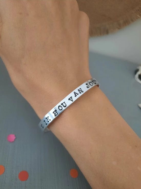 Goedkoopste ✔️ By_Evelien Bangle Armband Open - IK HOU VAN JOU - Speciaal Cadeau - I Love You - MAMA - Vriendin - Vrouw - BFF - OMA - Valentijn - Speciaal Gift - Graveren - Zilver - Buigbaar - Dames - Bruiloft - Verkering - Aluminium - Kerst - Sint - Feestdagen 🥰 4 Goedkoopste ✔️ By_Evelien Bangle Armband Open - IK HOU VAN JOU - Speciaal Cadeau - I Love You - MAMA - Vriendin - Vrouw - BFF - OMA - Valentijn - Speciaal Gift - Graveren - Zilver - Buigbaar - Dames - Bruiloft - Verkering - Aluminium - Kerst - Sint - Feestdagen 🥰 - Afbeelding 2