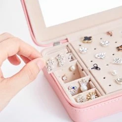 Kopen 🎉 San Vitale Luxe Sieradendoos 2.0 - Bijouterie Kistje Juwelendoos - Ring/Oorbellen/ Ketting/Horloge Dames/ Meisjes Gr. Reisformaat Wit 💯 11 Kopen 🎉 San Vitale Luxe Sieradendoos 2.0 - Bijouterie Kistje Juwelendoos - Ring/Oorbellen/ Ketting/Horloge Dames/ Meisjes Gr. Reisformaat Wit 💯 -Nike shop 550x733 67